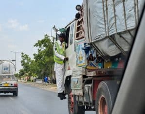 Karachi Traffic Cop Dragged by Truck After Driver Refuses to Stop